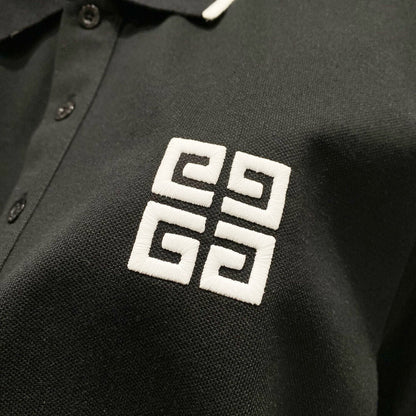 Camiseta polo con bordado cuadrado