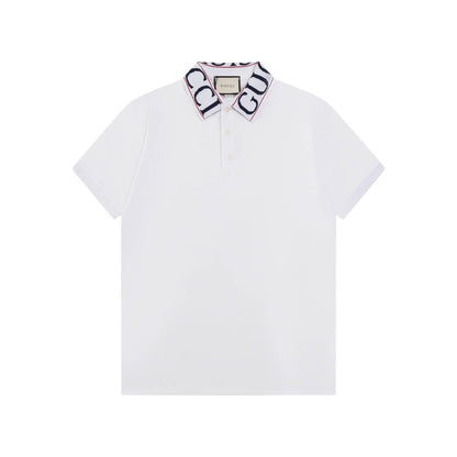 Camiseta polo con letras en el escote