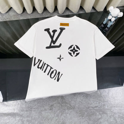 Camiseta con letras de grafiti
