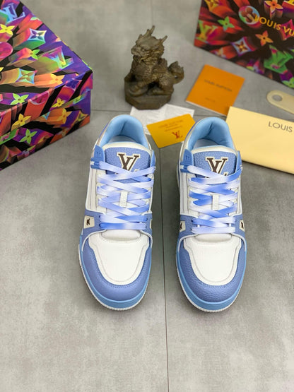 Zapatillas deportivas con bloques de color azul y blanco