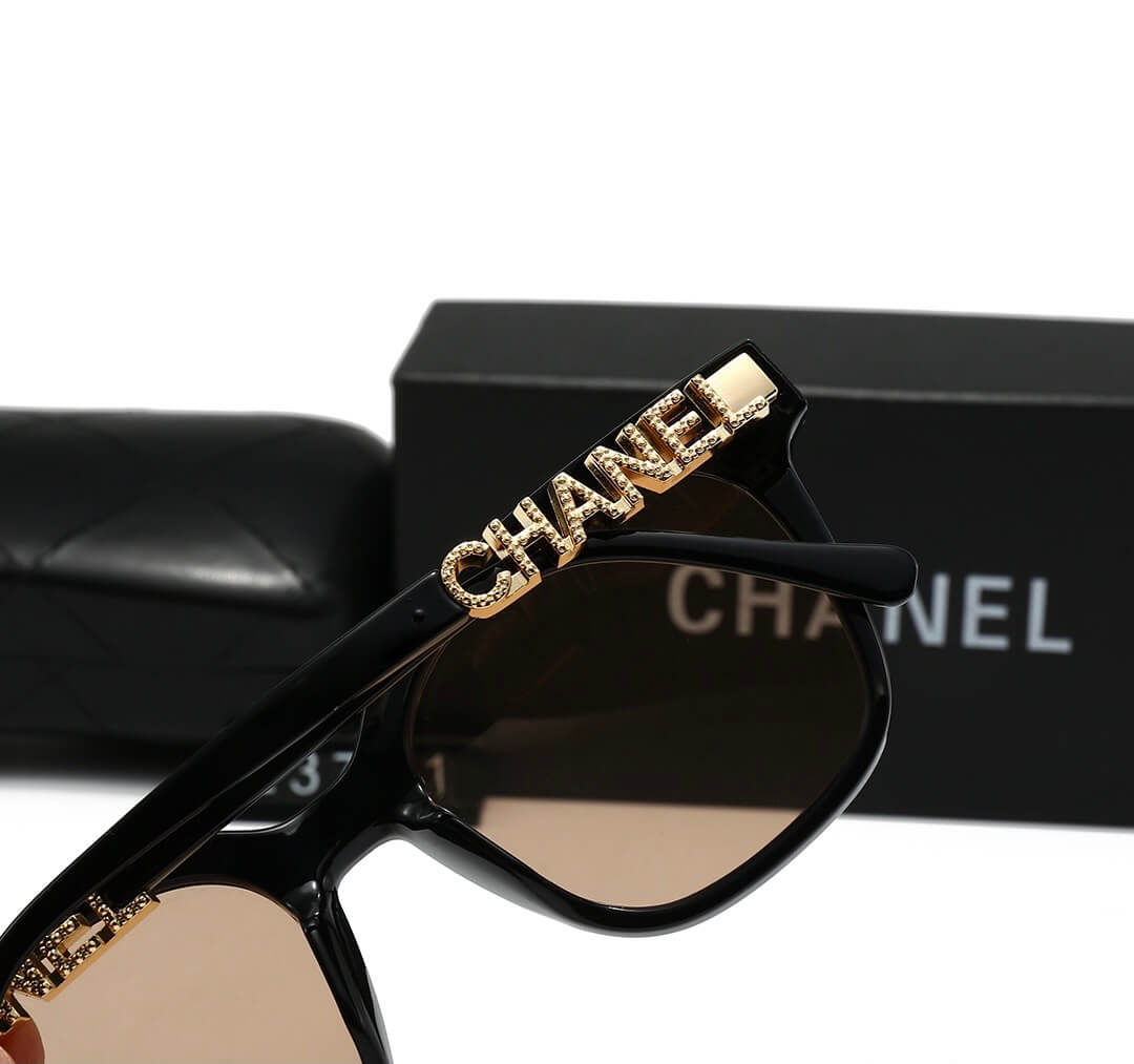 Gafas de sol elegantes e informales con patillas y fuente metálica
