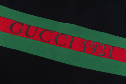 Camiseta polo de rayas rojas y verdes
