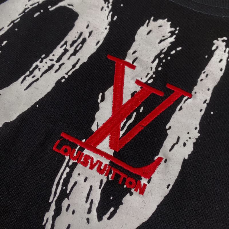 Camiseta con collar, letras y bordado en el pecho