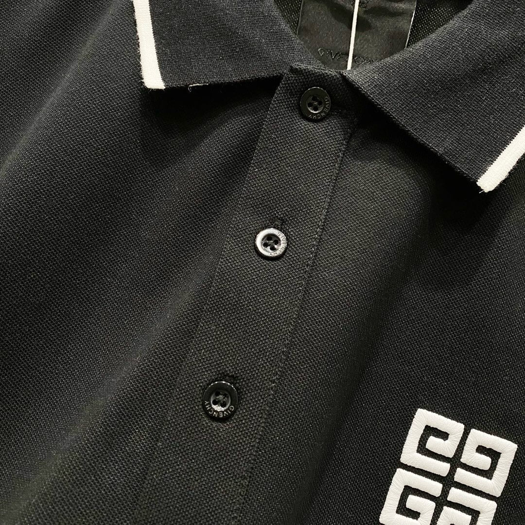 Camiseta polo con bordado cuadrado