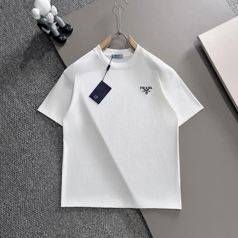 Camiseta minimalista con bordado de patchwork