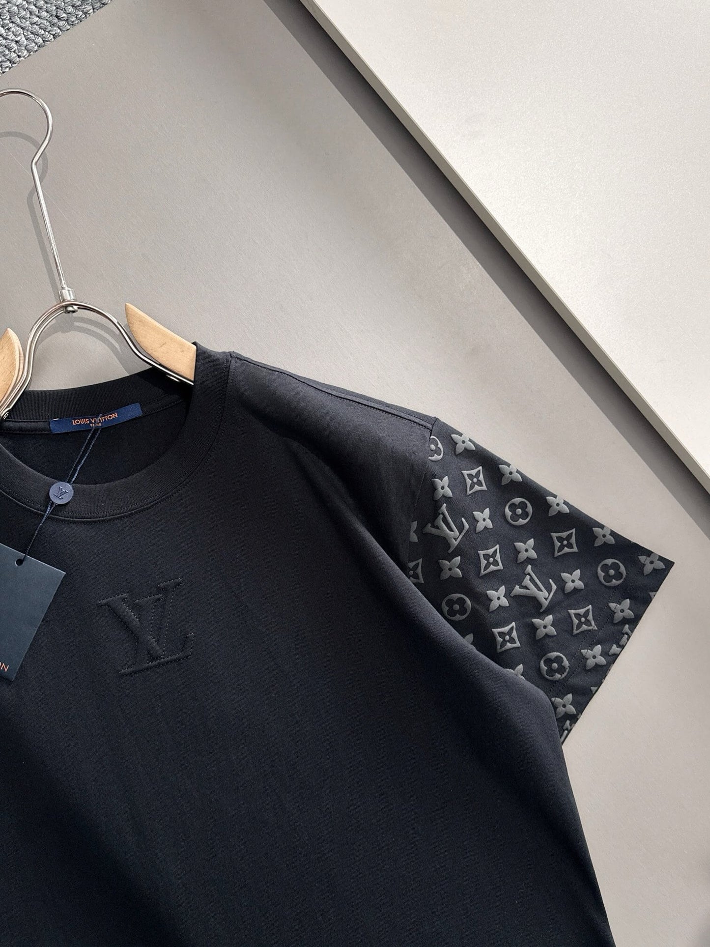 Camiseta con mangas estampadas por todas partes