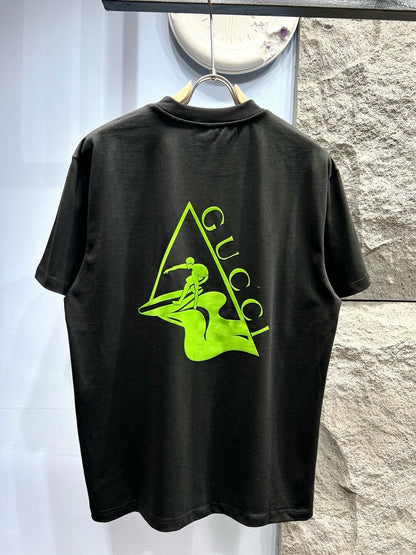 Camiseta con estampado de surfista