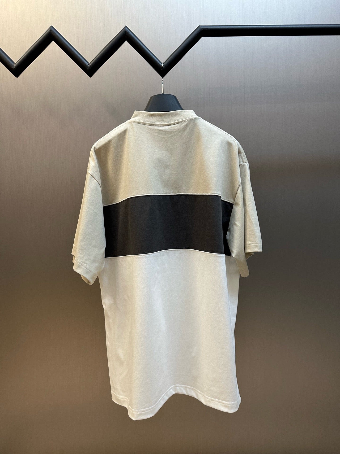 Camiseta con diseño de empalme