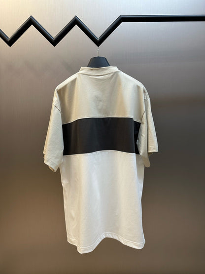 Camiseta con diseño de empalme