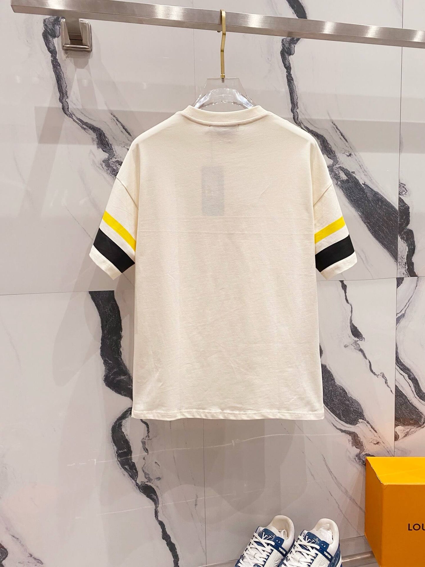 Camiseta de rayas en las mangas
