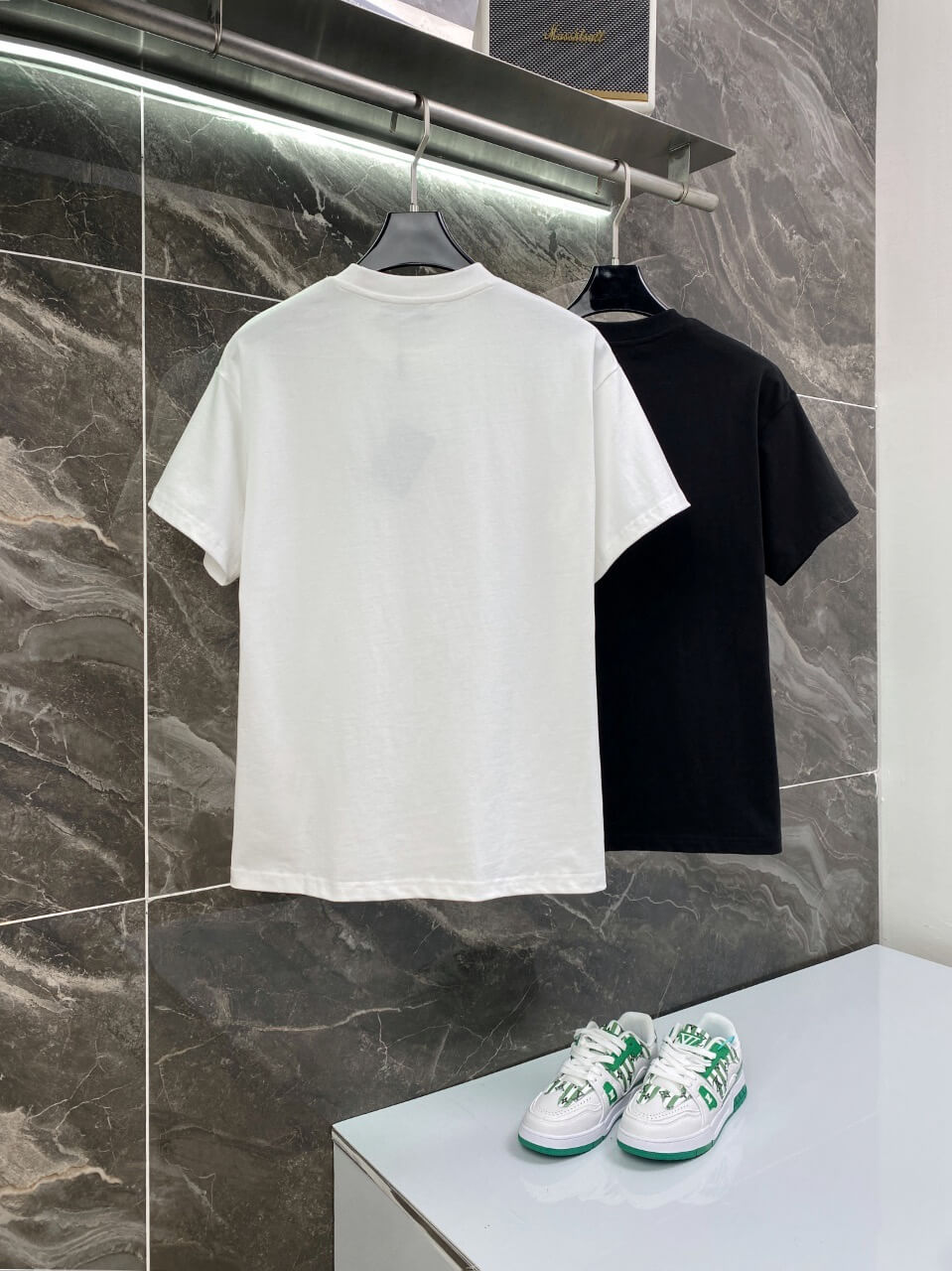 Camiseta con estampado de letras triangulares