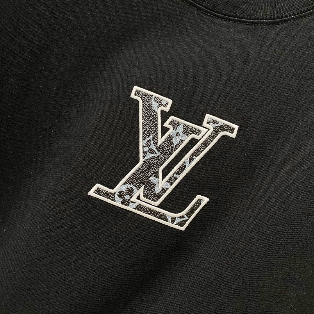 Camiseta con bordado de diseño oculto