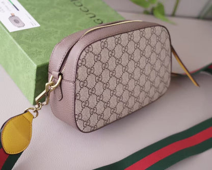 Bolso bandolera con correa de hombro roja y verde