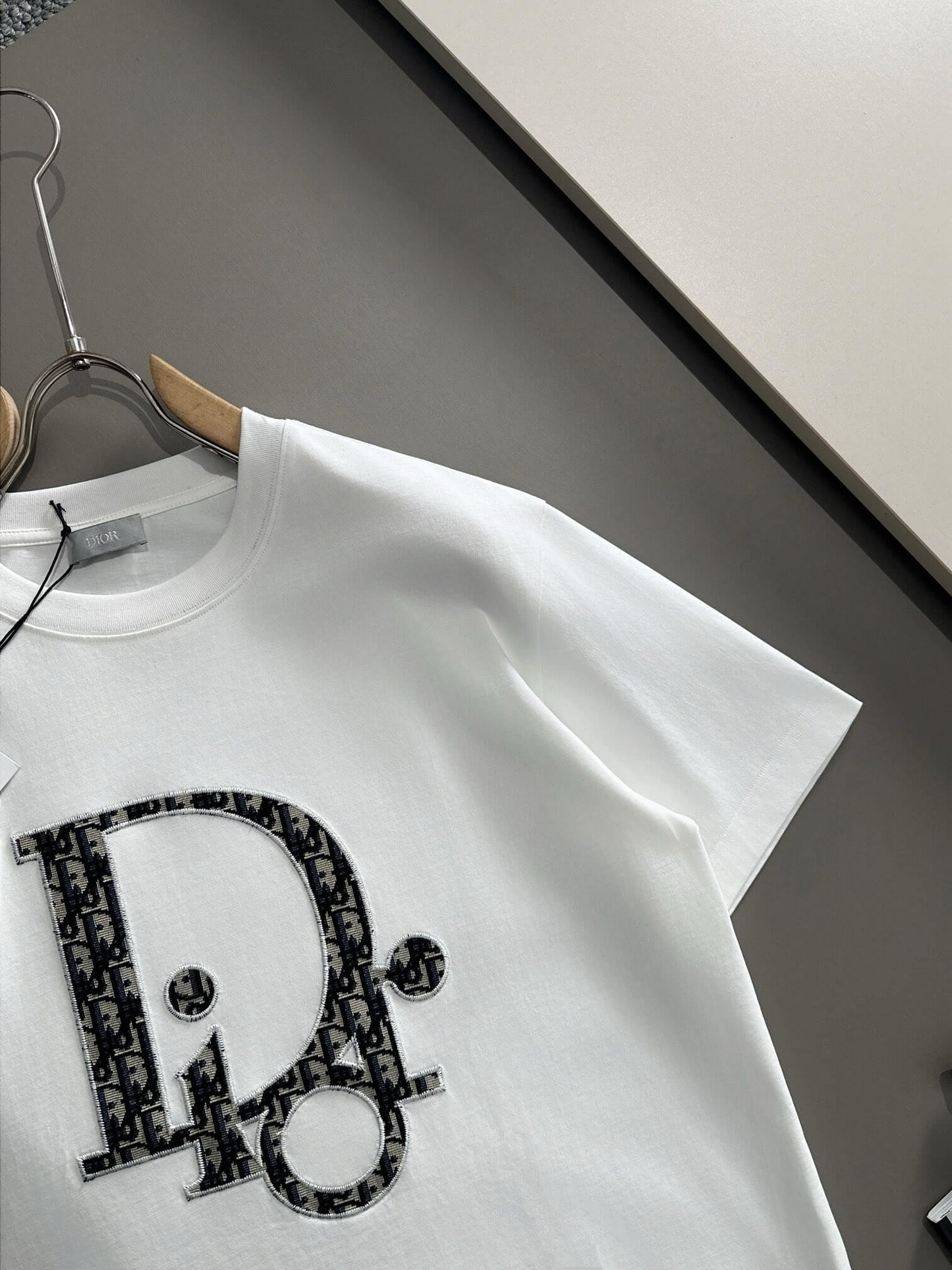 Camiseta bordada con patrón clásico