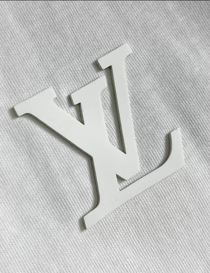 Camiseta con letras en relieve