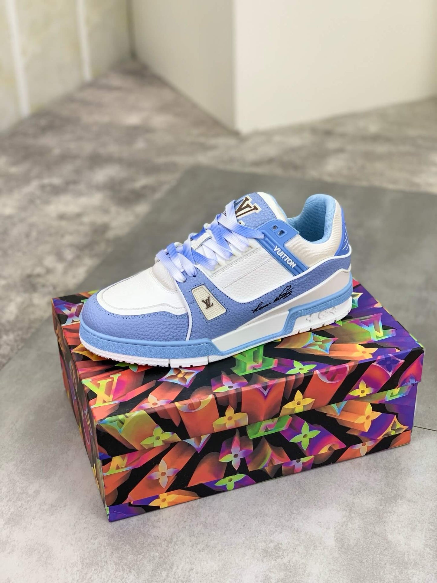 Zapatillas deportivas con bloques de color azul y blanco