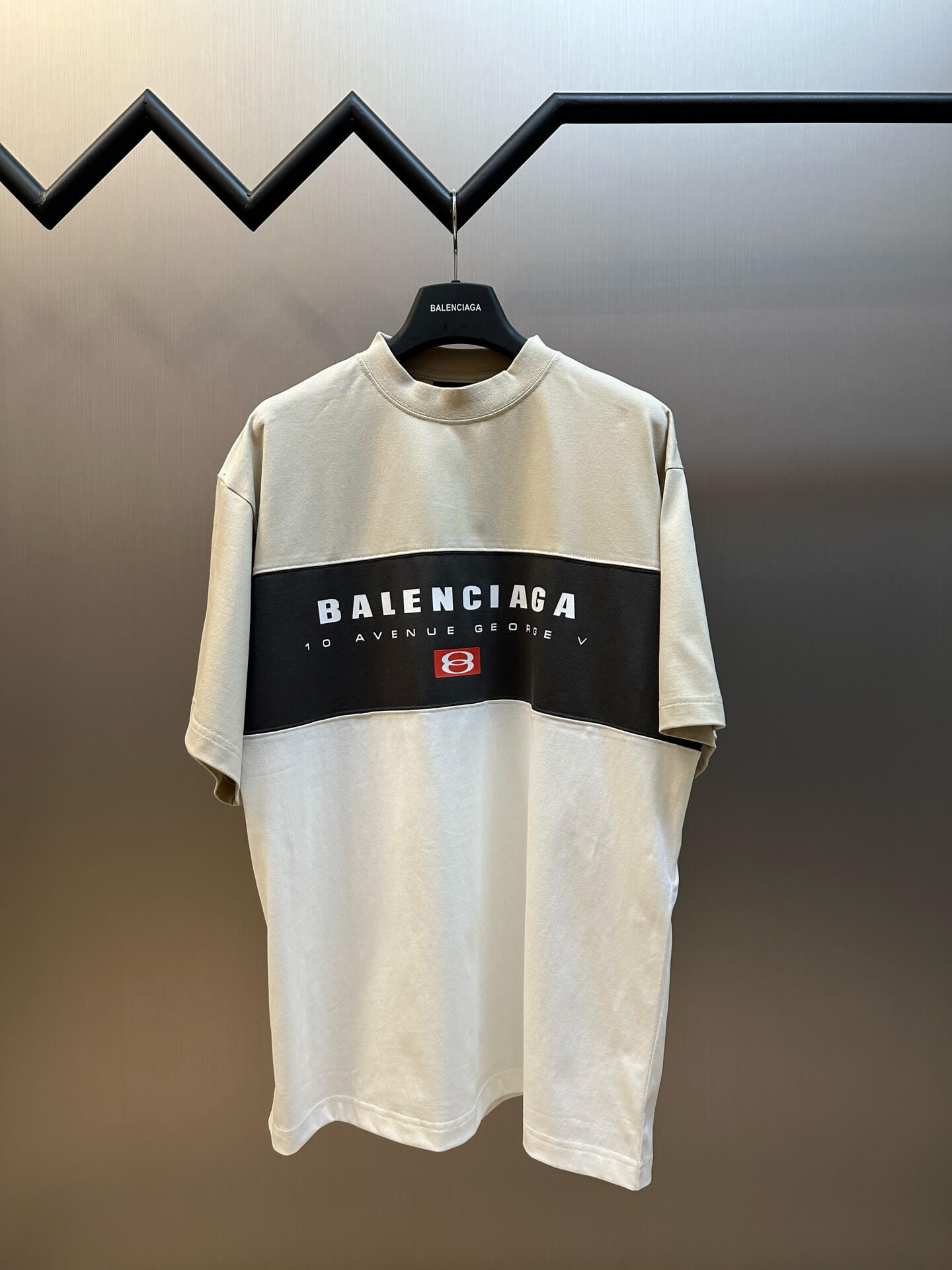 Camiseta con diseño de empalme