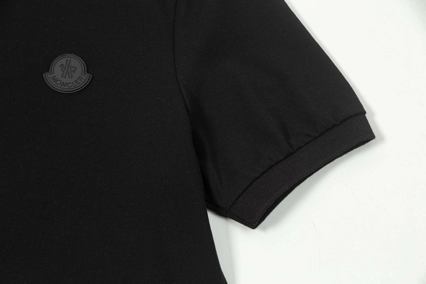 Polo con estampado de letras en la espalda