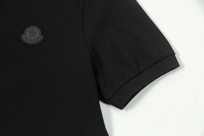 Polo con estampado de letras en la espalda
