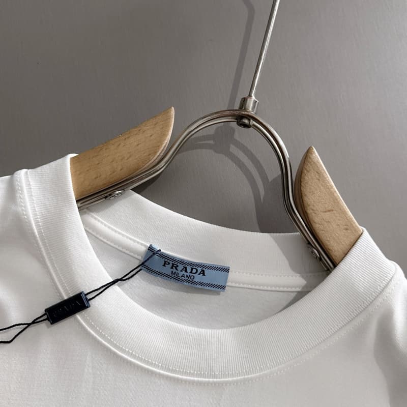 Camiseta minimalista con bordado de patchwork