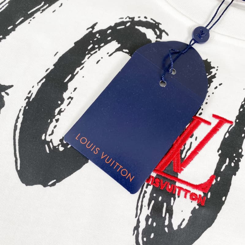 Camiseta con collar, letras y bordado en el pecho