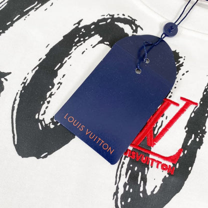 Camiseta con collar, letras y bordado en el pecho