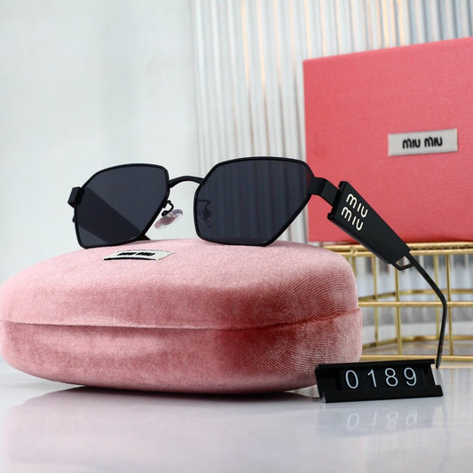 Gafas de sol con patillas especiales estilo pasarela