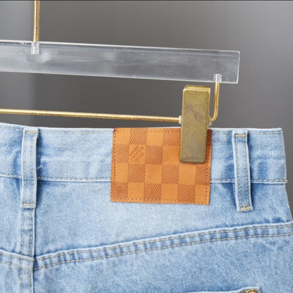 Shorts vaqueros con letras bordadas en el bolsillo