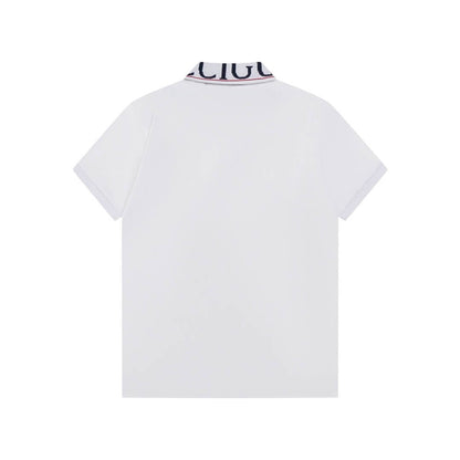 Camiseta polo con letras en el escote