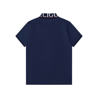 Camiseta polo con letras en el escote
