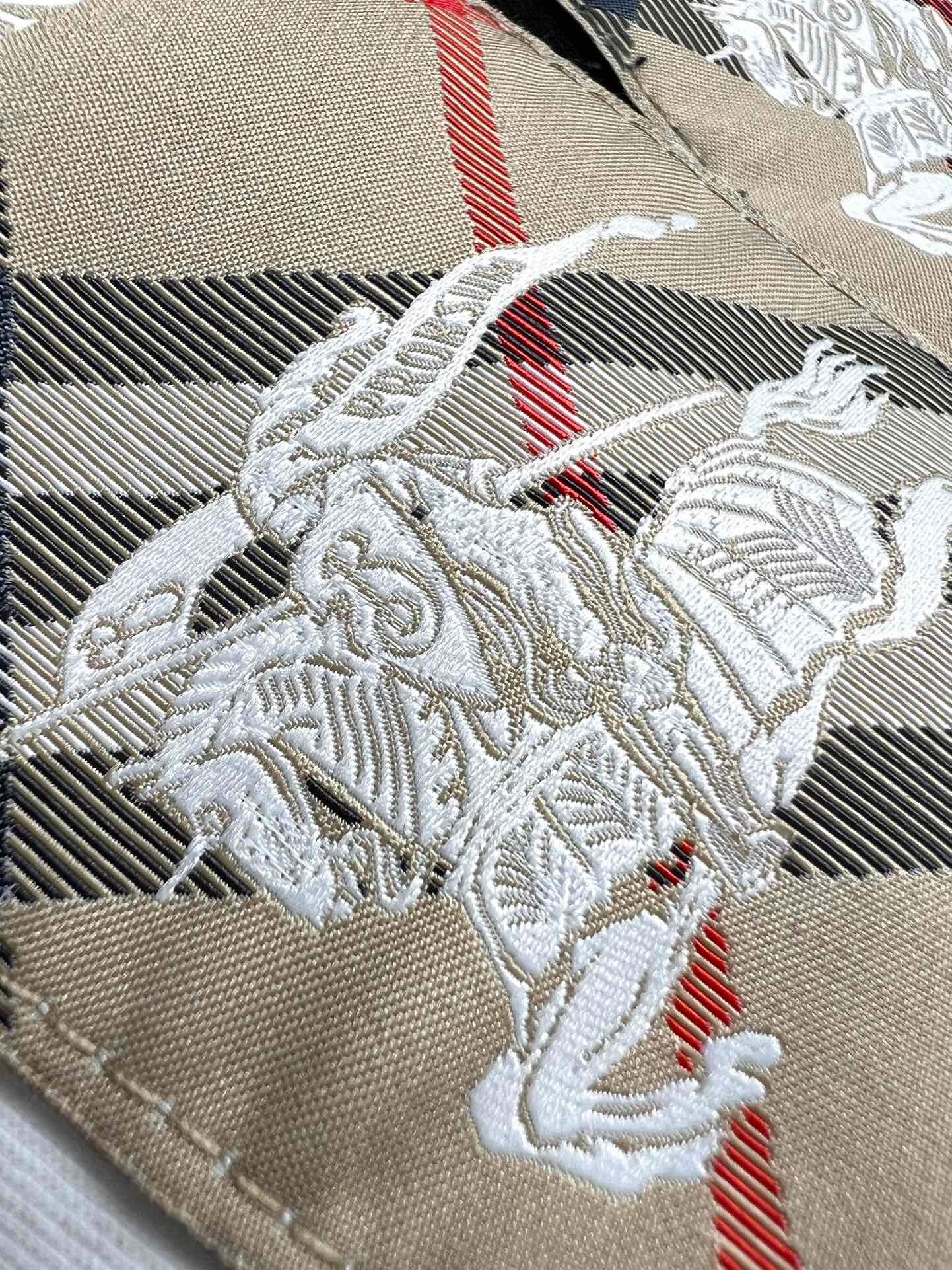 T-shirt classique brodé Cheval de guerre