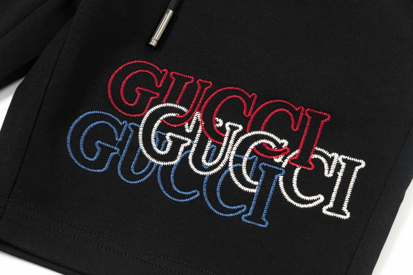 Short brodé à plusieurs lettres