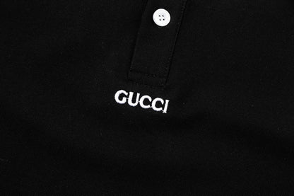 Polo con letras en el pecho