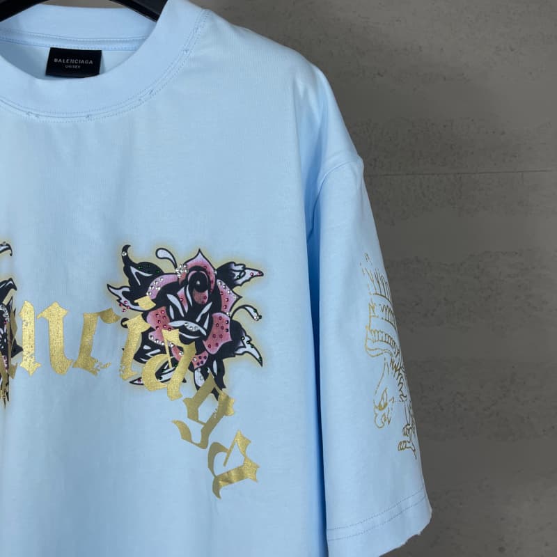 Camiseta con diamantes de imitación destruidos en la parte delantera y trasera