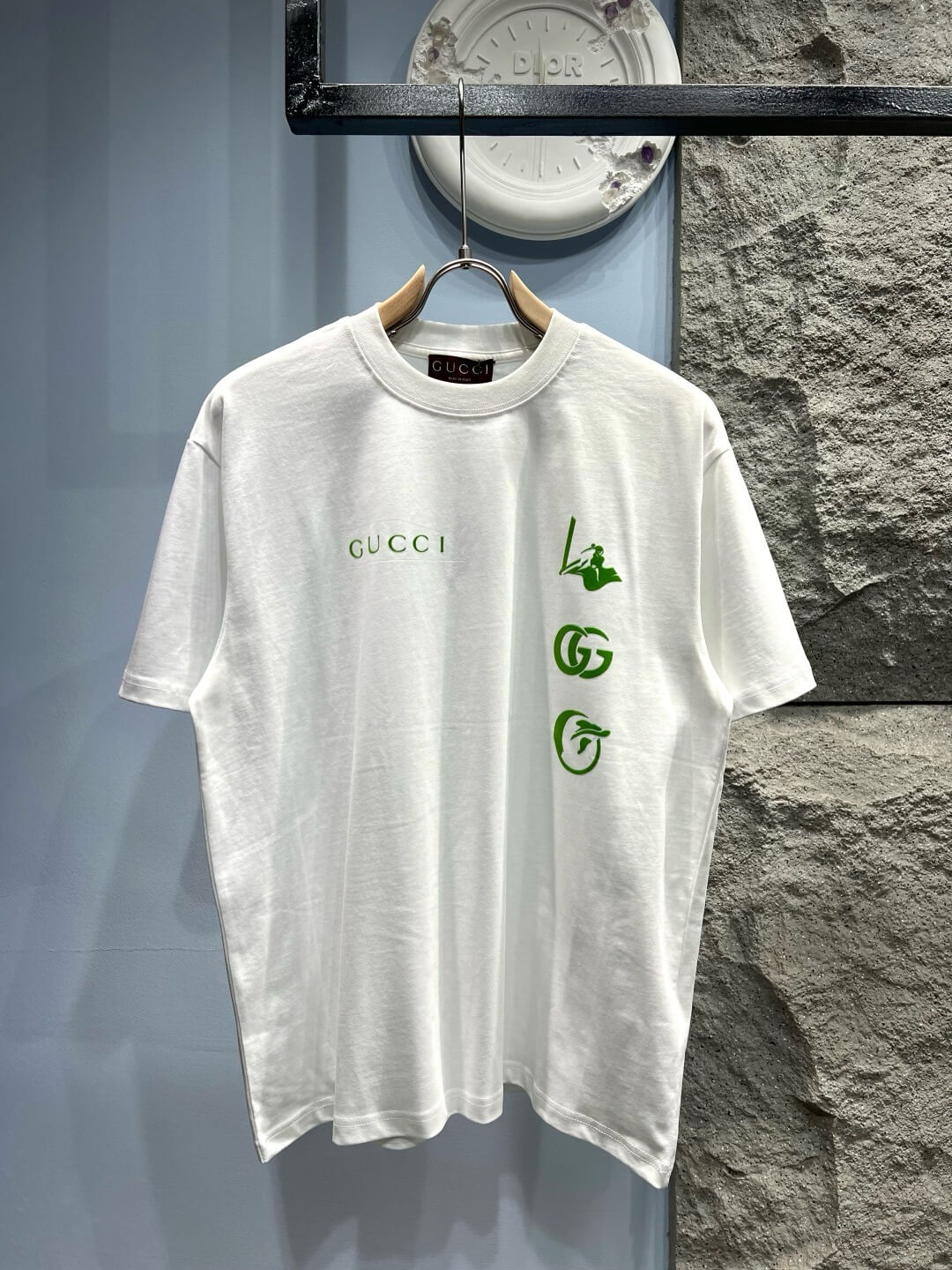 Camiseta con estampado de surfista