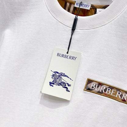 T-shirt à rayures à carreaux sur les manches