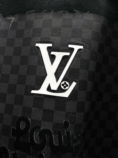 Camiseta con letras tridimensionales