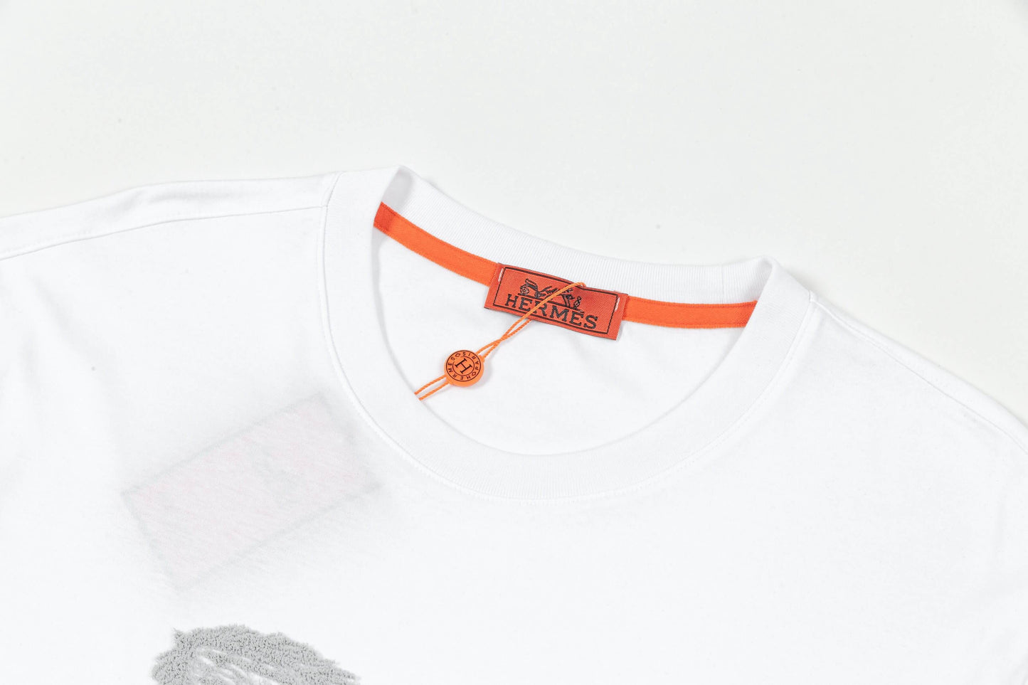Camiseta con bordado de caballo delicado