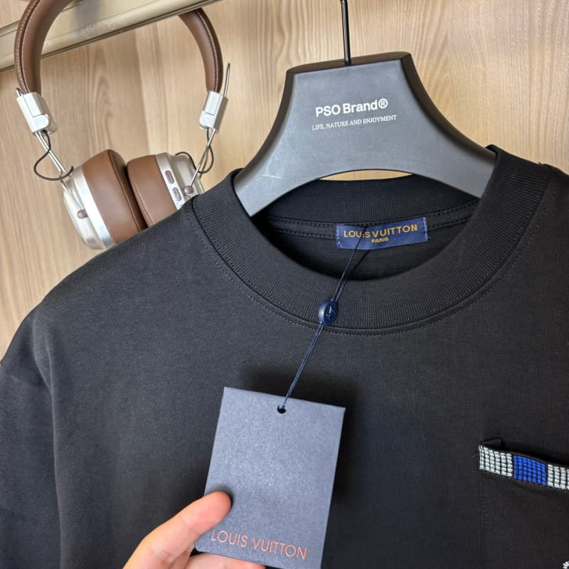 Camiseta con letras bordadas y bolsillo en el pecho