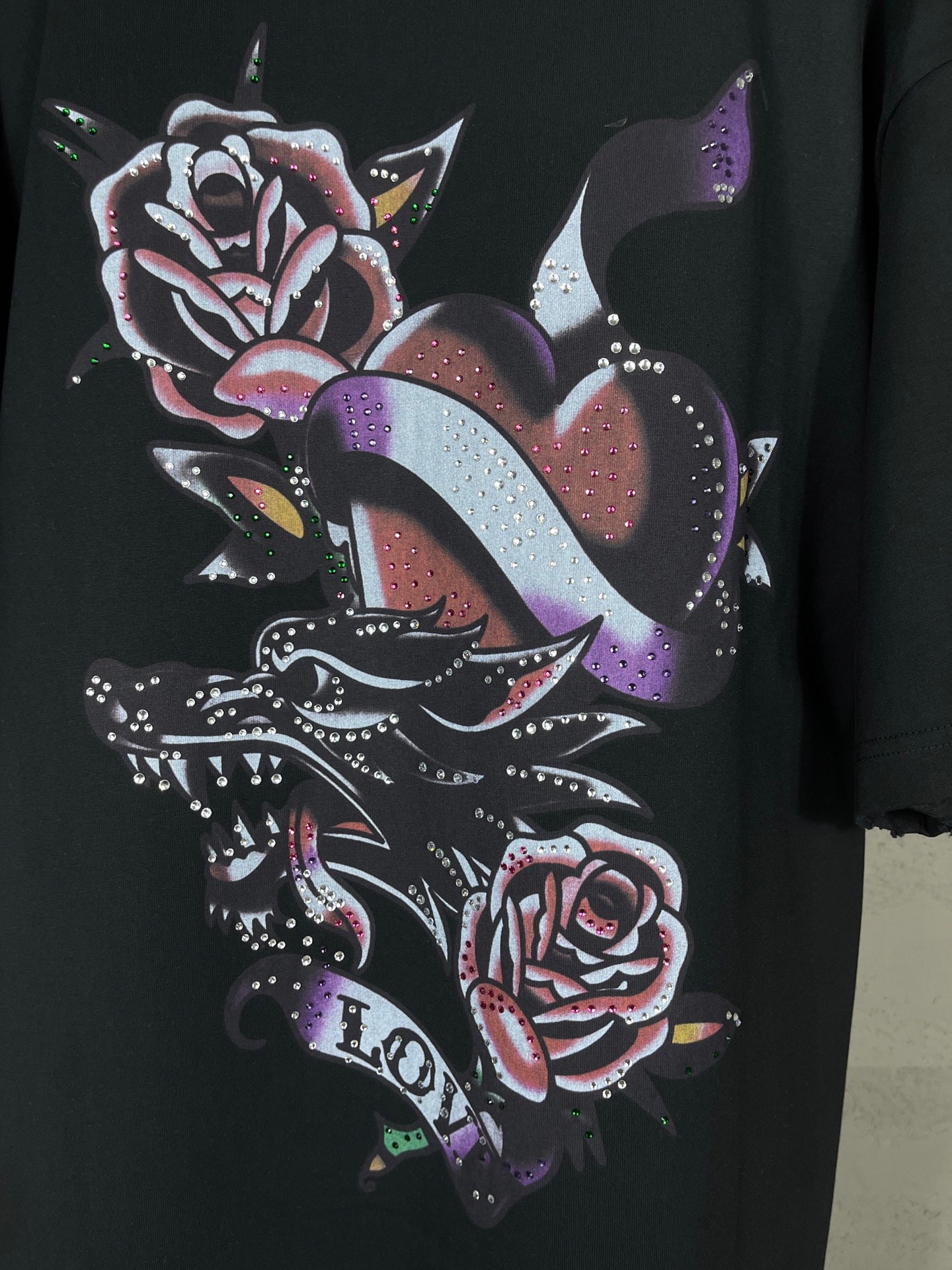 Camiseta con diamantes de imitación destruidos en la parte delantera y trasera