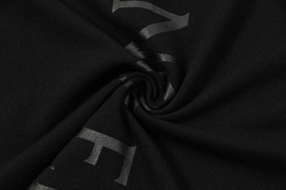 Polo con estampado de letras en la espalda