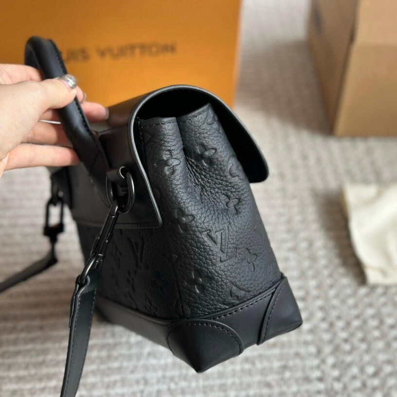 Sac messager avec épingle en relief