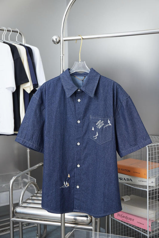 Camisa vaquera con letras bordadas
