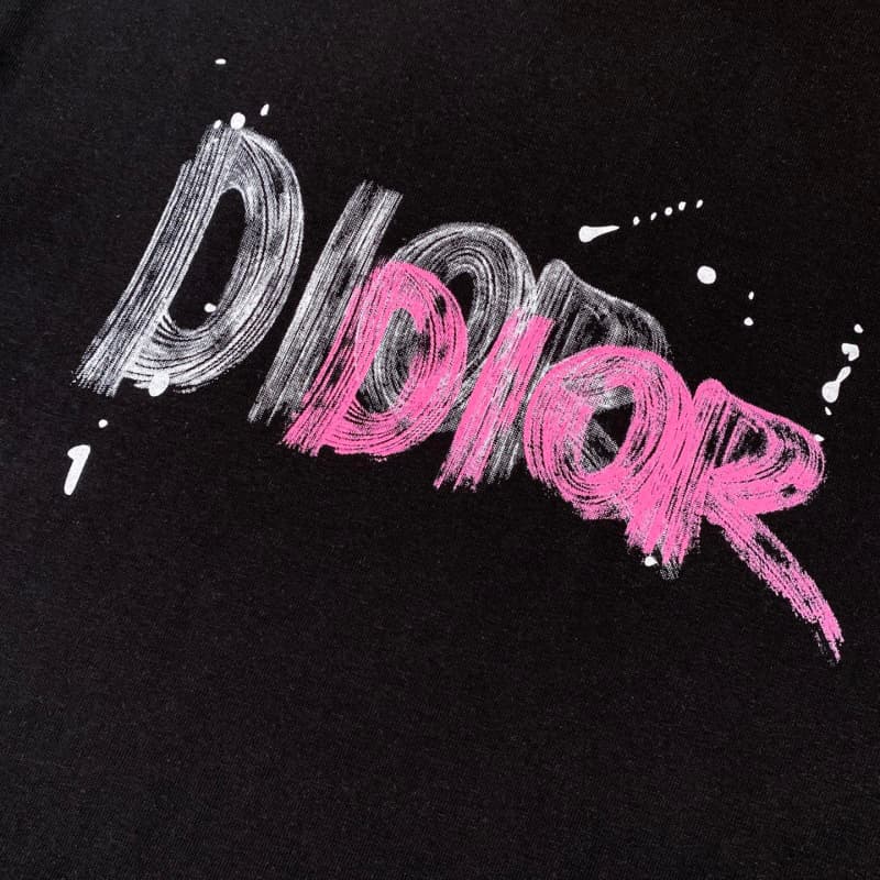 Camiseta clásica con estampado de grafiti integral
