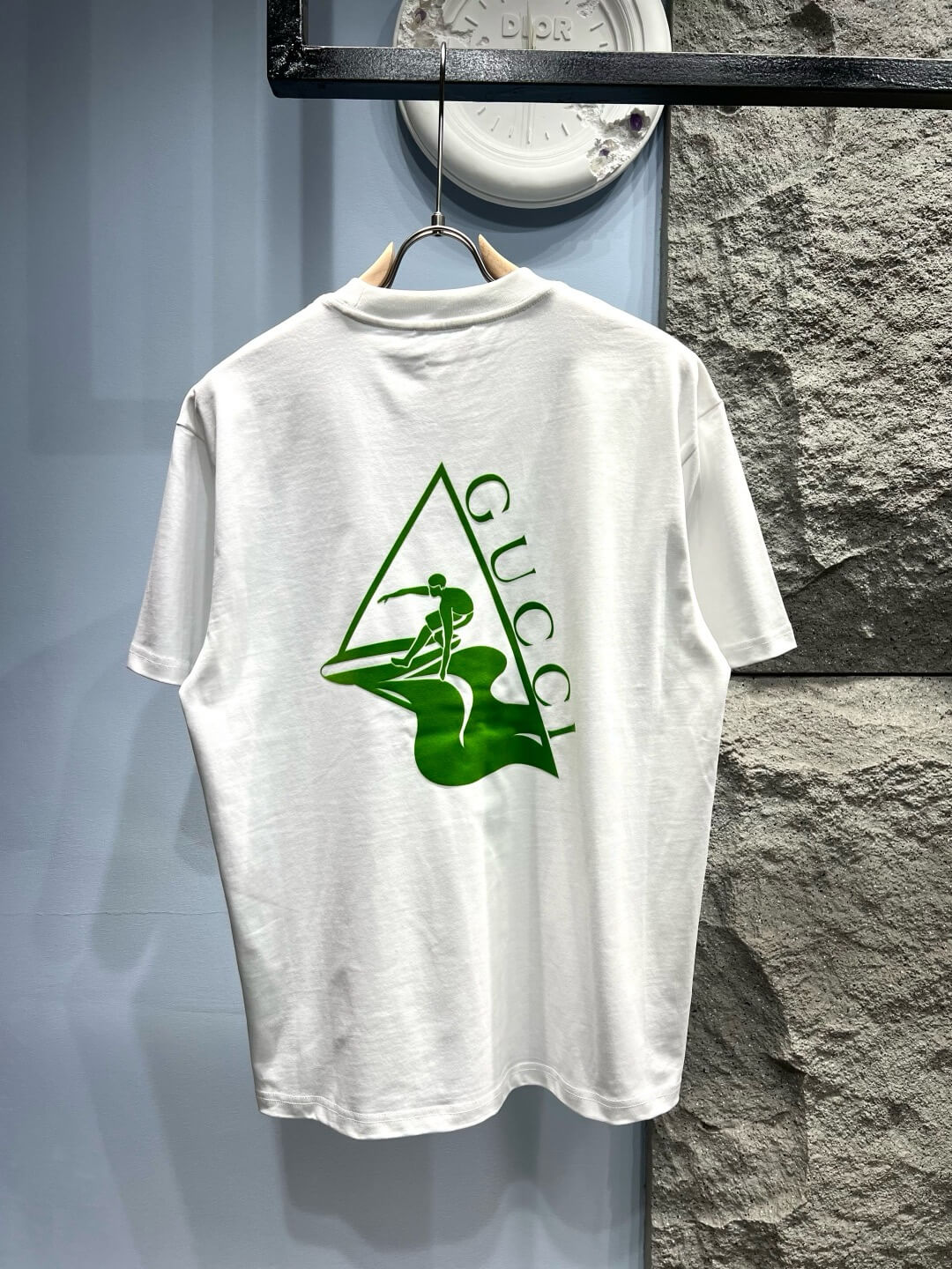 Camiseta con estampado de surfista
