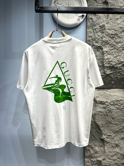 Camiseta con estampado de surfista