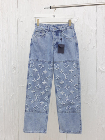 Pantalones vaqueros ligeramente desgastados
