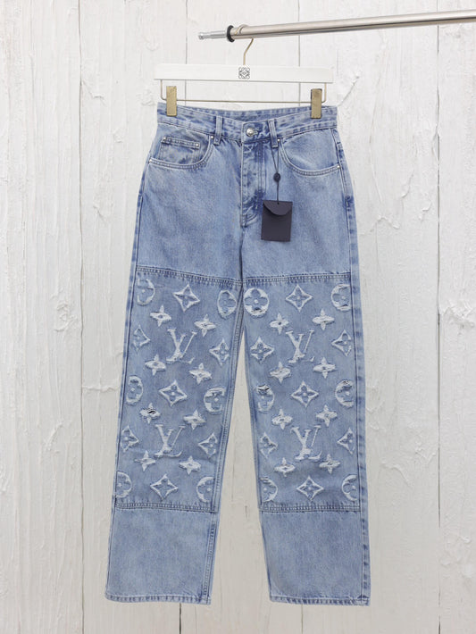 Pantalones vaqueros ligeramente desgastados