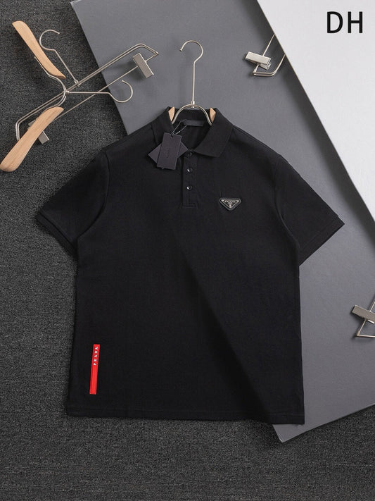 Camiseta con triángulo metálico en el pecho