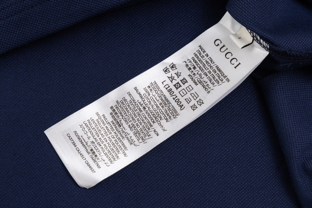 Camiseta polo con letras en el escote